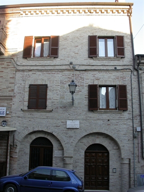 Casa a schiera in piazza Ascanio Condivi